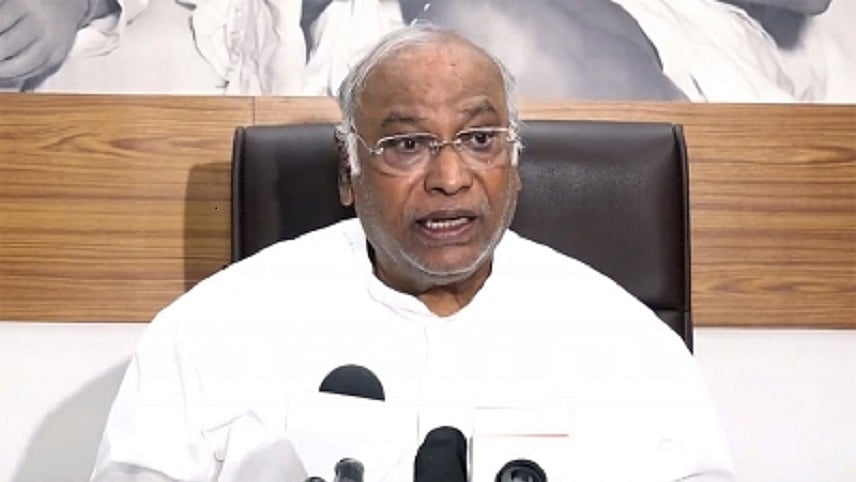 खड़गे ने कहा कि मोदी सरकार को ‘क्रीमी लेयर’ संबंधी न्यायालय के फैसले को संसद के माध्यम से निरस्त करना चाहिए था।