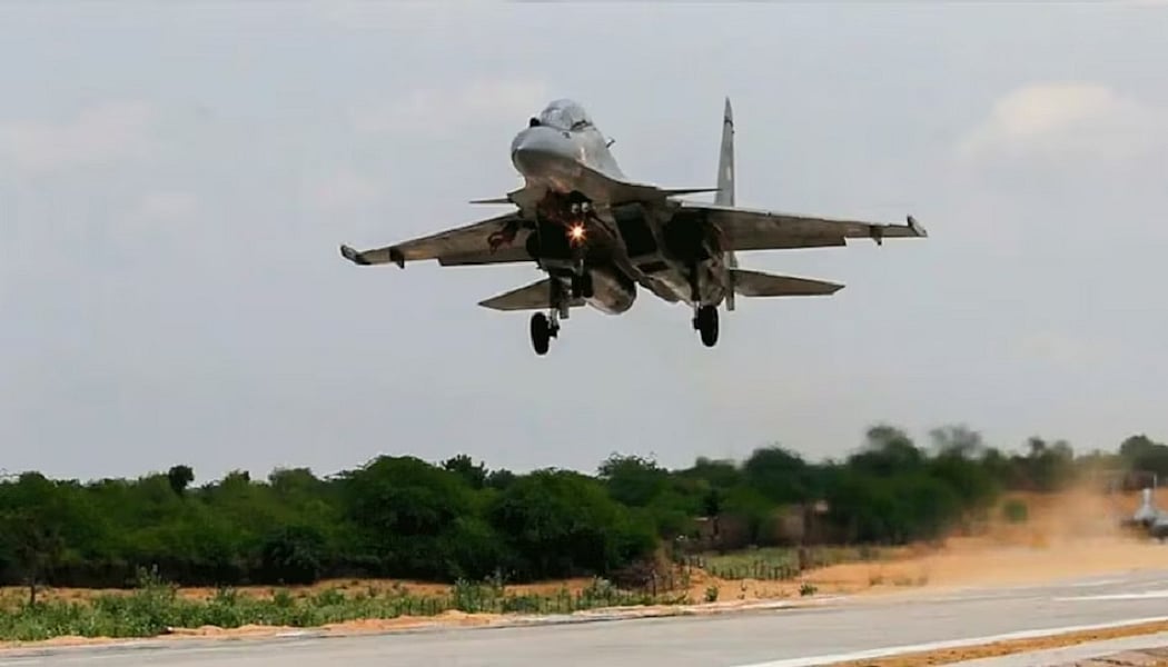 UP: पूर्वांचल एक्सप्रेसवे पर IAF के लड़ाकू विमानों ने दिखाई ताकत, सुखोई-मिराज-जगुआर ने किया टच डाउन 