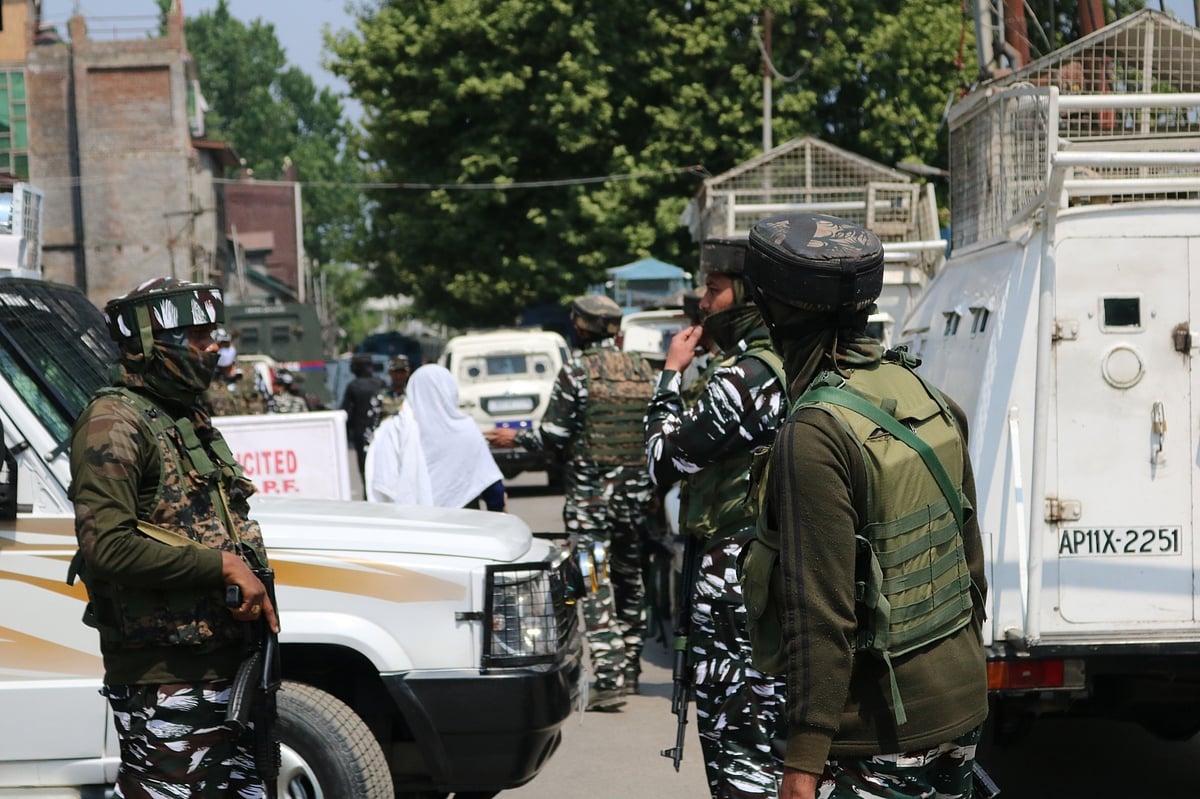 जम्मू-कश्मीर के कुपवाड़ा में LOC के पास सुरक्षाबलों और आतंकियों के बीच मुठभेड़, 2 दहशतगर्द ढेर