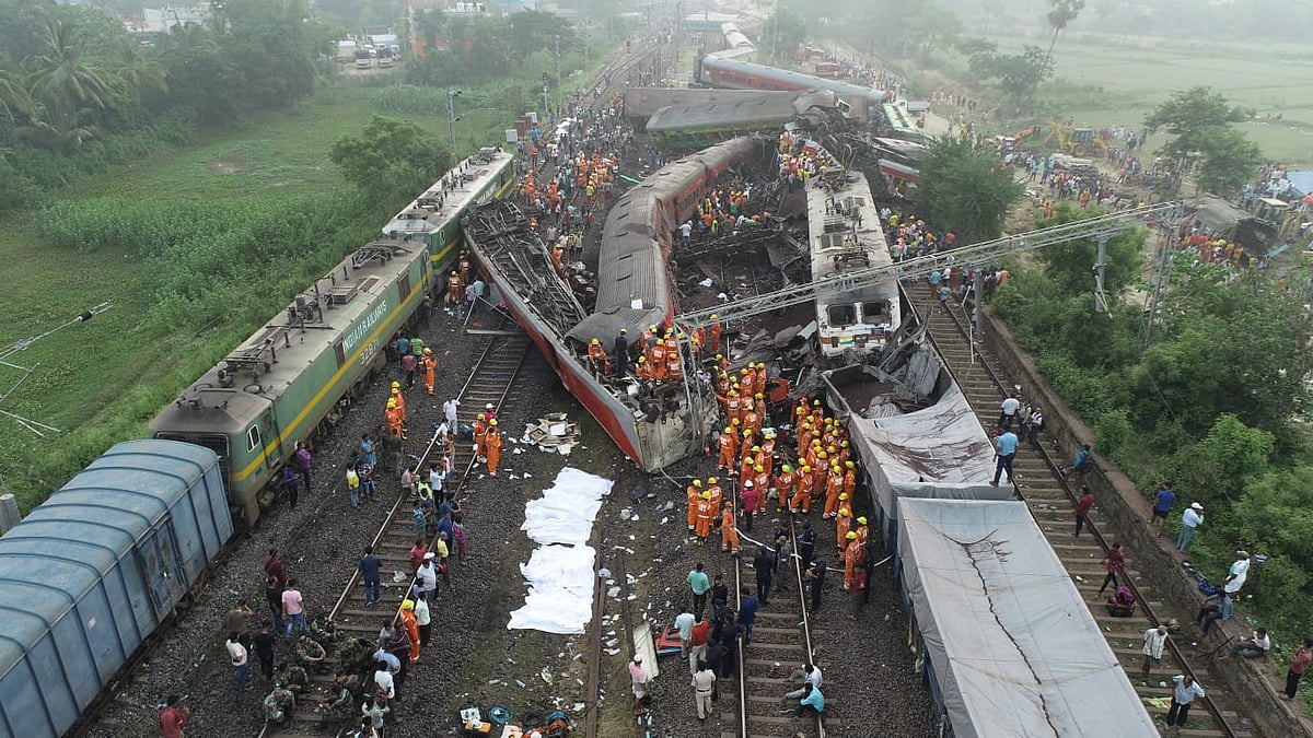 NDRF, ODRAF और दमकल विभाग अब भी बोगी को काटने और लोगों को निकालने की कोशिश कर रहे हैं।