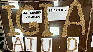 दिल्ली एयरपोर्ट पर 10 करोड़ का सोना बरामद, तस्करी का तरीका देख उड़े अधिकारियों के होश! 2 उज्बेकिस्तानी नागरिक गिरफ्तार