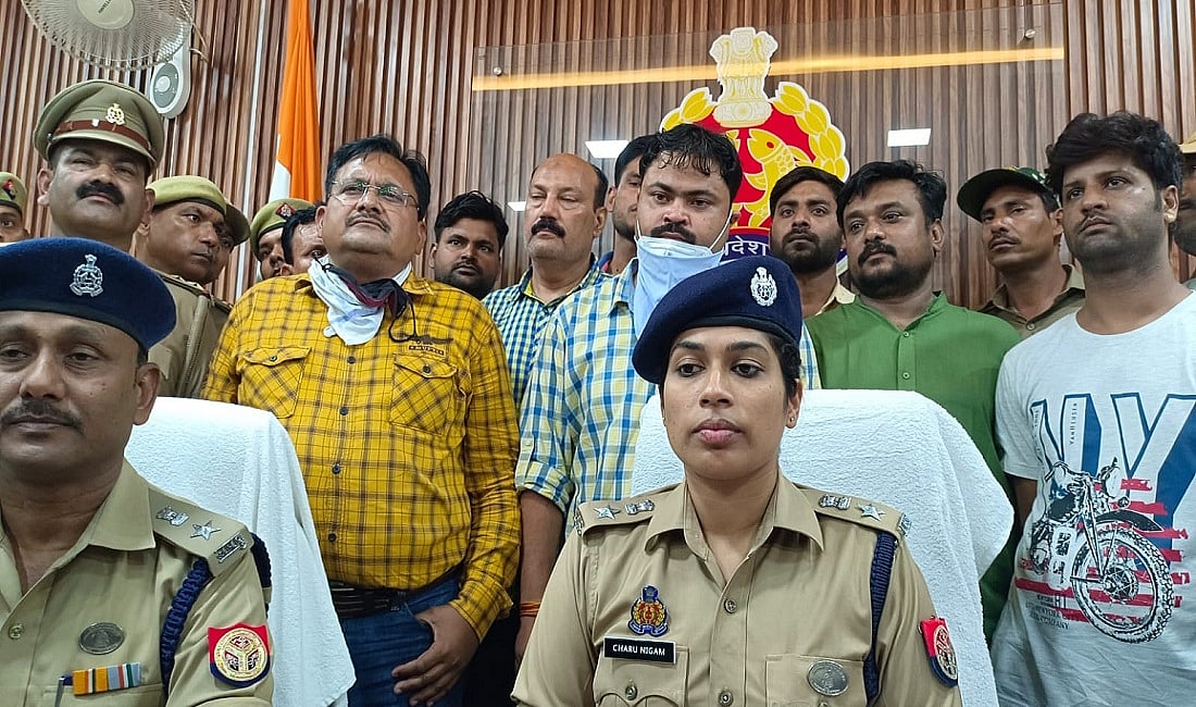 लुटेरी निकली योगी की पुलिस! औरैया में 50 किलो चांदी की लूट में दारोगा और कांस्टेबल समेत 6 गिरफ्तार