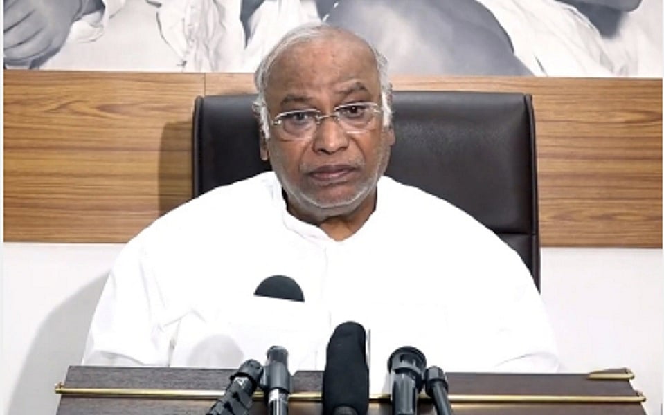 खड़गे ने सरकार में खाली पदों को लेकर केंद्र पर साधा निशाना, दलित विरोधी, आदिवासी विरोधी होने का लगाया आरोप