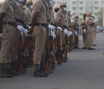 विष्णु नागर का व्यंग्य: कल्पना करो पुलिस किसी चमत्कार से सुधरने के लिए तैयार हो गई तो?