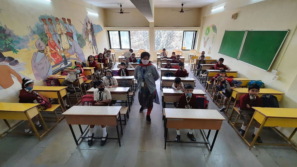 महाराष्ट्र के सरकारी स्कूलों में यूनिफार्म को लेकर विवाद खडा हो गया है (फोटो : Getty Images)