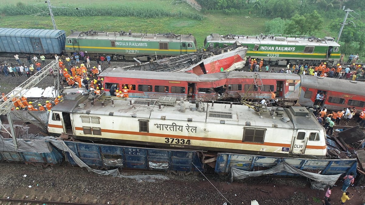 रेल हादसे में अब तक 233 लोगों की मौत हो चुकी है और 900 लोग घायल हैं।