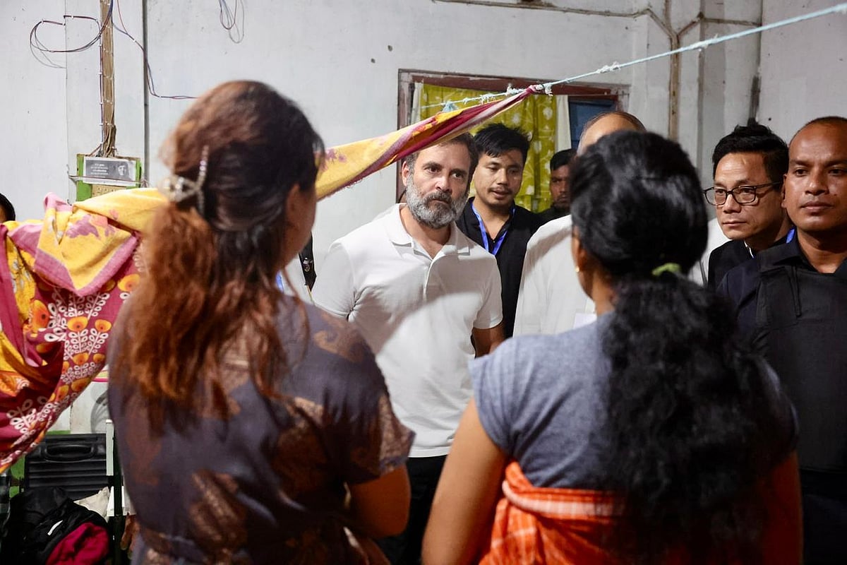 राहुल गांधी ने मणिपुर के बिष्णुपुर में राहत शिविरों का किया दौरा, हिंसा से प्रभावित लोगों से की मुलाकात