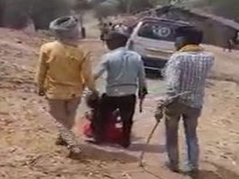 गुजरात में आदिवासी महिला की निर्वस्त्र करके सरेआम पीटाई, वीडियो वायरल होने पर लोगों में रोष, चार आरोपी गिरफ्तार