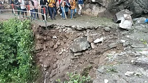 केदारनाथ धाम: भीमबली-गौरीकुंड के बीच बोल्डर गिरने से यात्रा मार्ग टूटा, यात्रियों को किया जा रहा सतर्क