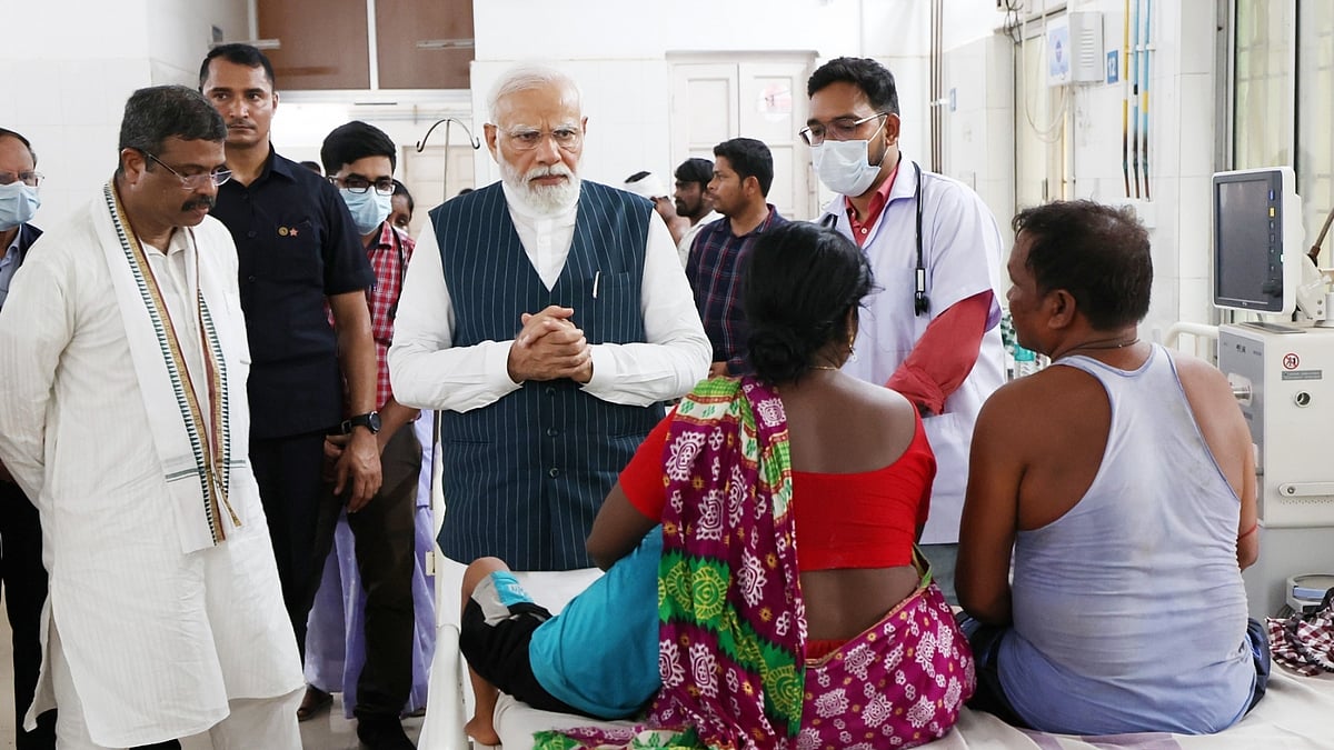 प्रधानमंत्री नरेंद्र मोदी ने शनिवार को दुर्घटना स्थल का दौरा किया और बचाव और राहत कार्यो का जायजा लिया। 