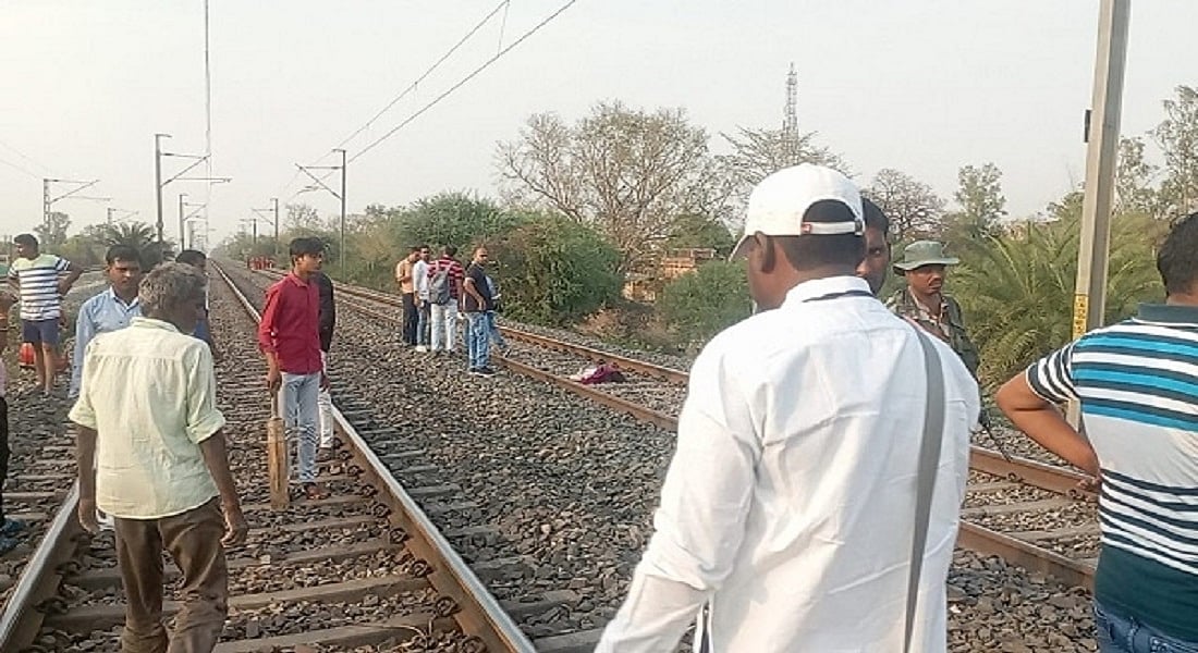 उत्तर प्रदेश: एक शख्स ने 10 साल के बेटे को दी सजा, हाथ-पैर बांधकर रेलवे ट्रैक पर बैठने को किया मजबूर
