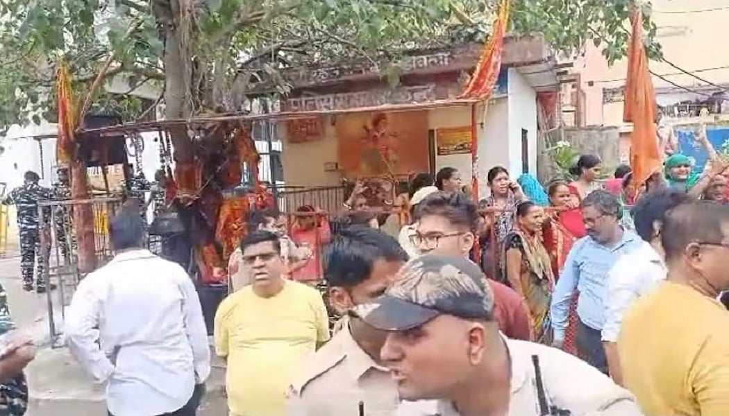 दिल्ली के मंडावली में मंदिर का अतिक्रमण हटाने पर बवाल, पुलिस से भिड़े स्थानीय लोग, लाठी-फावड़ा लेकर पहुंची महिलाएं 