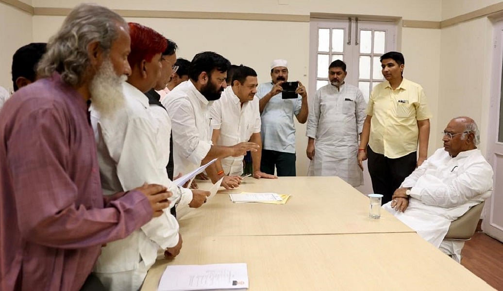 कांग्रेस अध्यक्ष खड़गे ने पार्टी मुख्यालय में लगाया जनता दरबार, देश भर से आए कार्यकर्ताओं से की मुलाकात