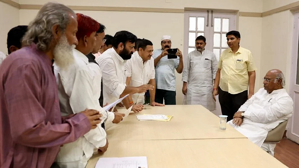 कांग्रेस अध्यक्ष खड़गे ने पार्टी मुख्यालय में देश भर से आए कार्यकर्ताओं से मुलाकात की