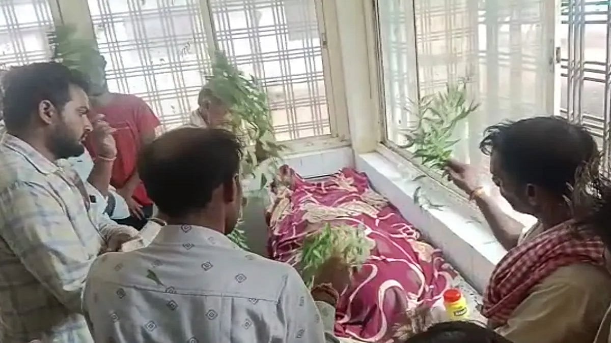 मध्य प्रदेश: अस्पताल में इलाज के बजाय झाड़फूंक करते रहे तांत्रिक, महिला को सांप ने काटा था, हुई मौत