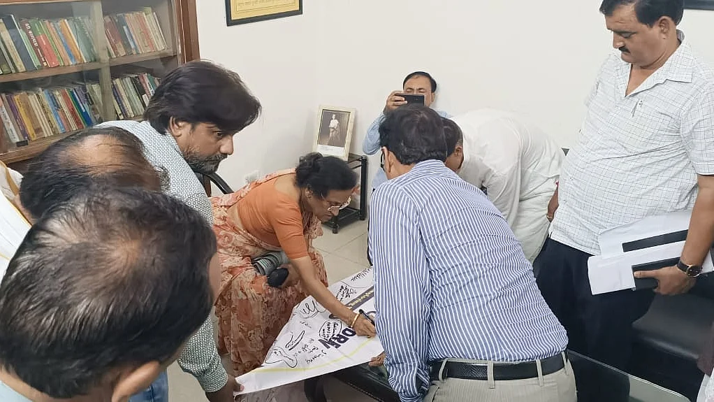 बाल श्रम मुक्त भारत के लिए हस्ताक्षर अभियान में शामिल होतीं सांसद रीता बहुगुणा जोशी