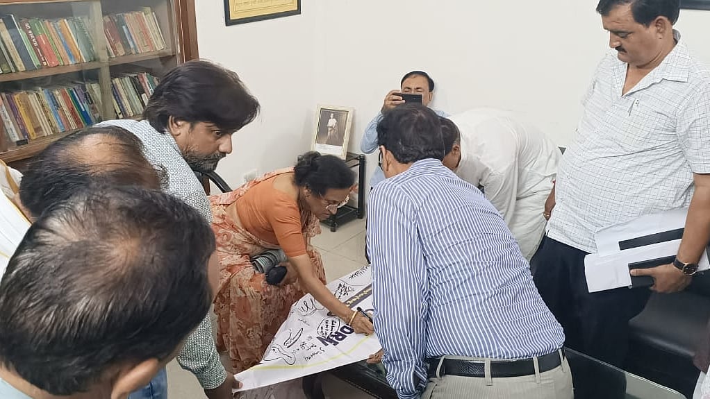 बाल श्रम मुक्त भारत के लिए हस्ताक्षर अभियान में शामिल होतीं सांसद रीता बहुगुणा जोशी
