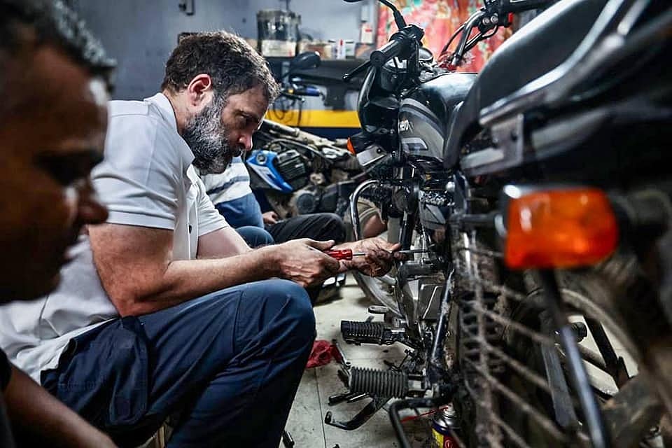 दिल्ली: राहुल गांधी ने बाइक मैकेनिकों से की बात, कहा- भारत के पहियों को गतिमान रखने वाले हाथों से सीख रहा हूं