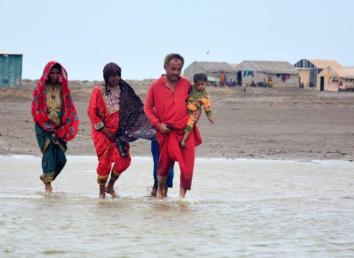 चक्रवात बिपरजॉय के कमजोर होने से पाकिस्तान में टला खतरा, मौसम विभाग ने फिर भी जारी किया अलर्ट 