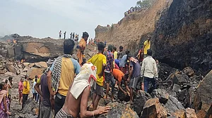 झारखंड: धनबाद के भौरा में अवैध खनन के दौरान बड़ा हादसा, कोयला खदान धंसने से 3 लोगों की मौत, कई घायल