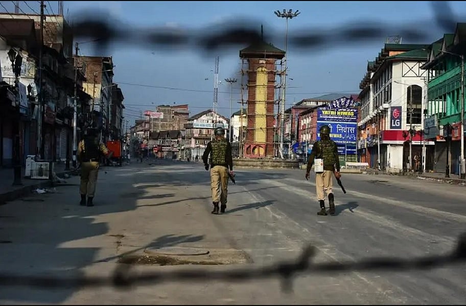 दुनिया भर में निरंकुश हिंसक सत्ता का बोलबाला, हम प्रजातंत्र तो दूर, एक समाज के तौर पर भी असफल