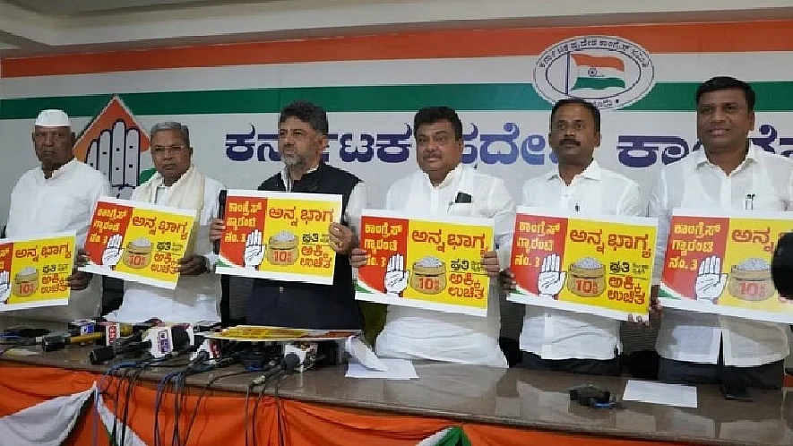 कांग्रेस ने कर्नाटक में अपने घोषणा पत्र में पात्र गरीबों को हर माह 10 किलो चावल देने की घोषणा की थी। अन्न भाग्य योजना नाम की इस योजना पर अब केंद्र की मोदी सरकार ने नियम बदलकर अवरोध पैदा कर दिया है (फाइल फोटो)