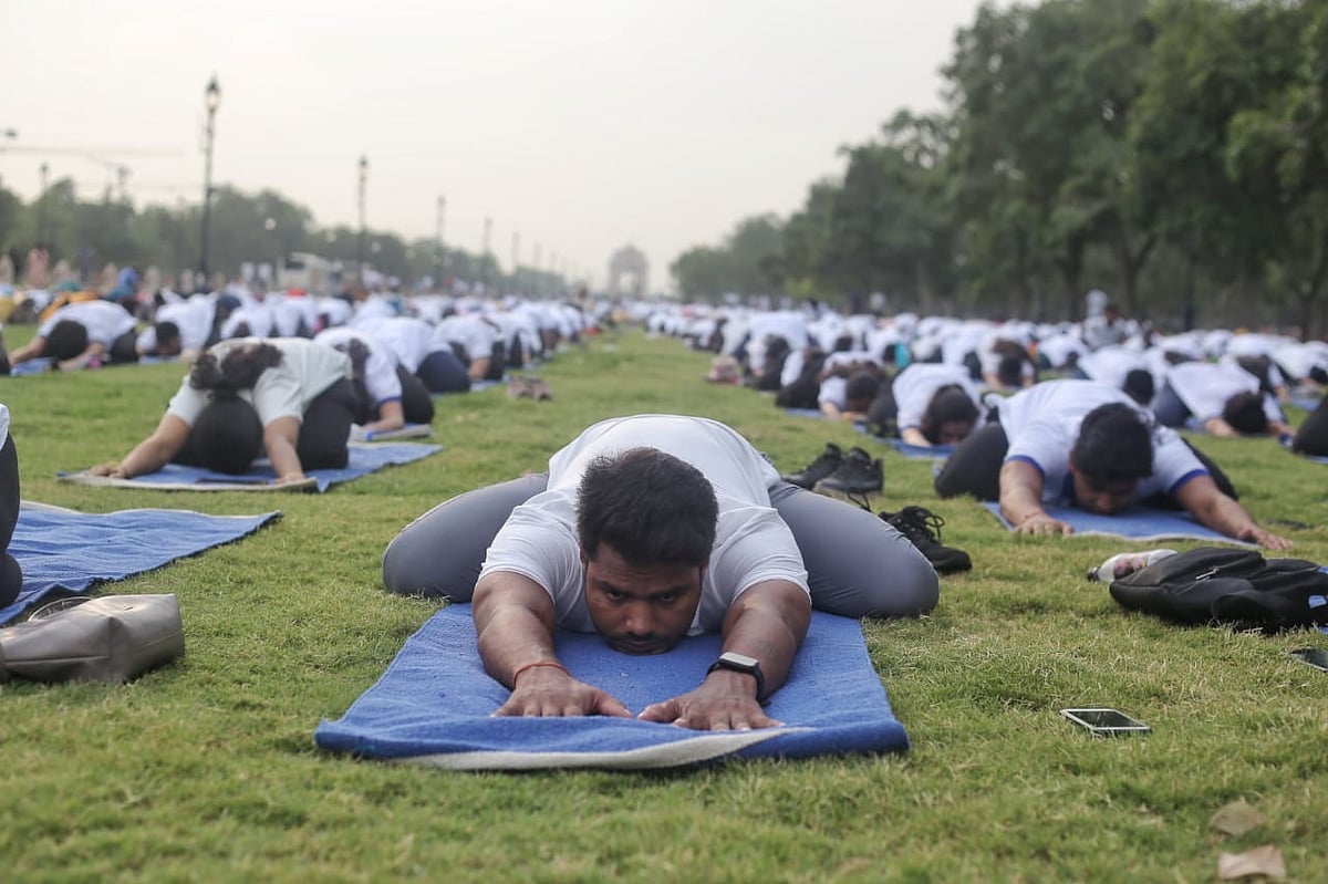 अंतर्राष्ट्रीय योग दिवस पर दिल्ली के इंडिया गेट पर लोगों ने किया आसन और ध्यान, तस्वीरों में देखें योगासन