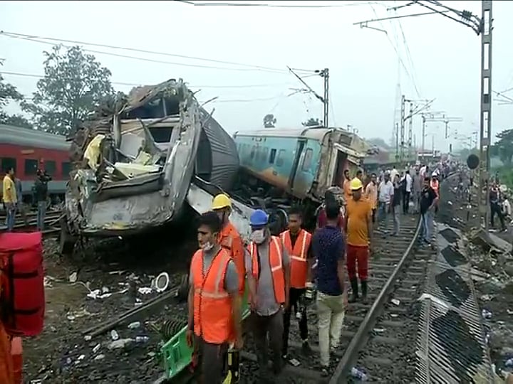 शुक्रवार को तीन ट्रेनों की टक्कर हुई थी। मौके पर बड़े स्तर पर रेस्क्यू ऑपरेशन जारी है। 