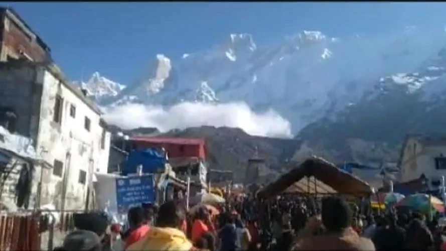 एक बार फिर केदारनाथ मंदिर के पीछे की पहाड़ियों पर हिमस्खलन हुआ