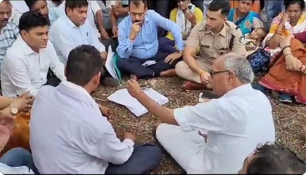 मध्य प्रदेश के सागर में दलितों के घर गिराए जाने पर बवाल, दिग्विजय सिंह ने दिया धरना, प्रशासन ने मानी मांग