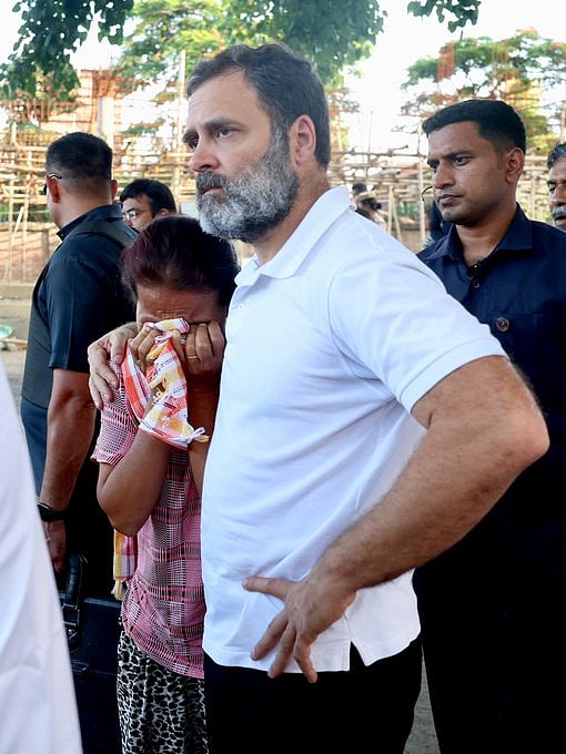 राहुल गांधी ने मणिपुर के बिष्णुपुर में राहत शिविरों का किया दौरा, हिंसा से प्रभावित लोगों से की मुलाकात