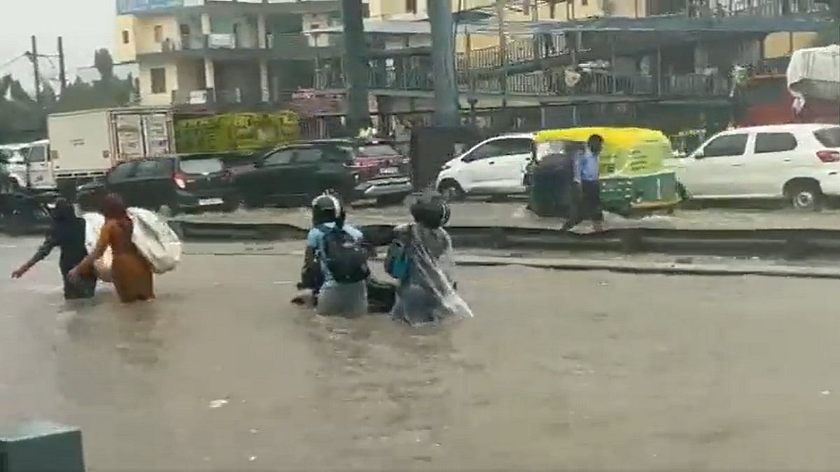 गुरुग्राम में भारी बारिश की वजह से सड़कों पर जमा हुआ पानी।