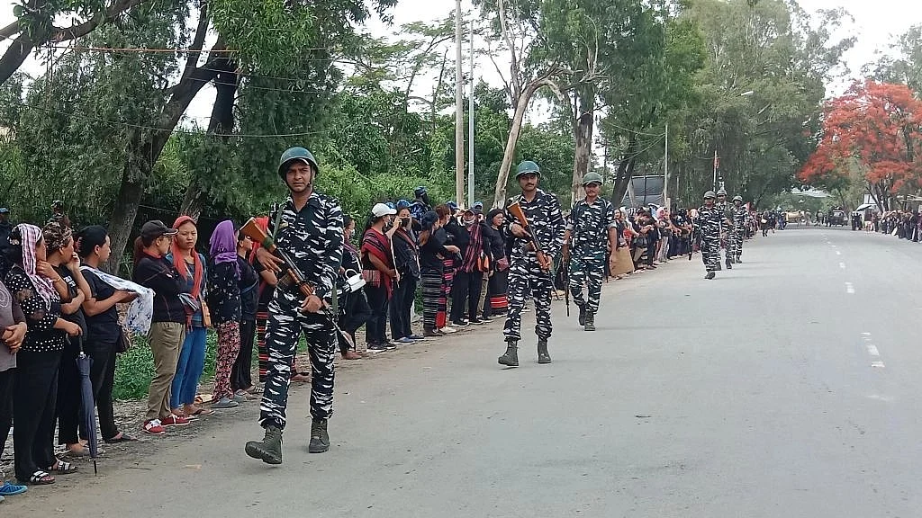 मणिपुर में सुरक्षा बलों का भारी तैनाती है, फिर भी कई जगह से हिंसा की खबरें लगातार आ रही हैं (फोटो : Getty Images)