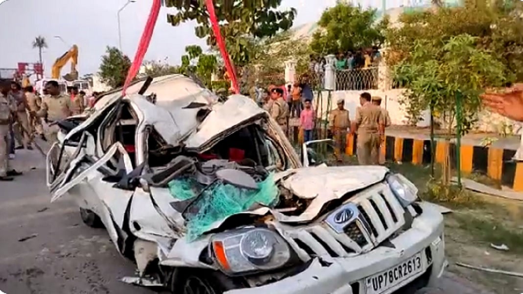लखनऊ के इकाना स्टेडियम का होर्डिंग स्कॉर्पियो पर गिरा, मां और बेटी की दर्दनाक मौत, एक घायल