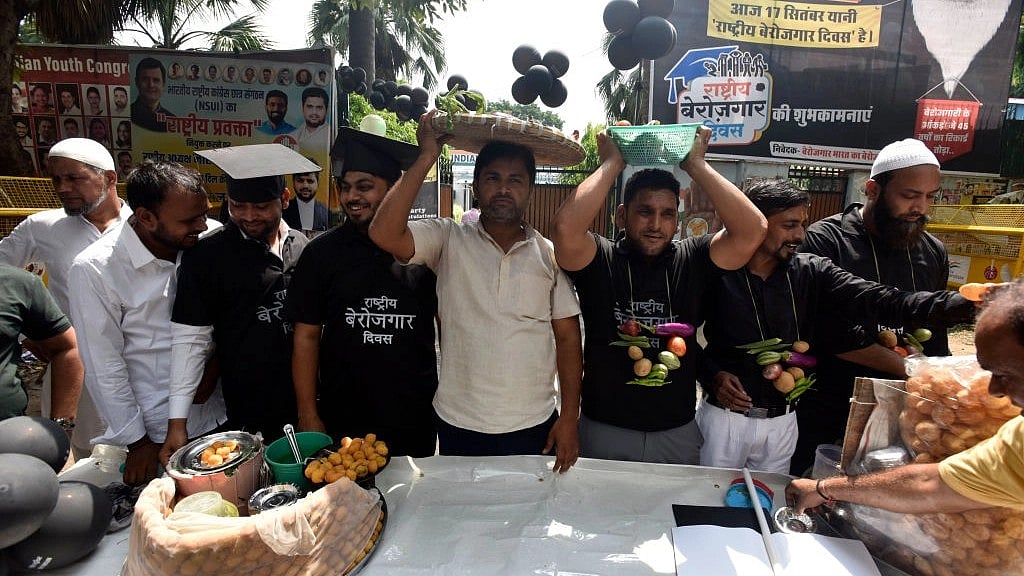 एनएसयूआई कार्यकर्ता 17 सितंबर को राष्ट्रीय बेरोजगारी दिवस मनाते हुए (फोटो - Getty Images)
