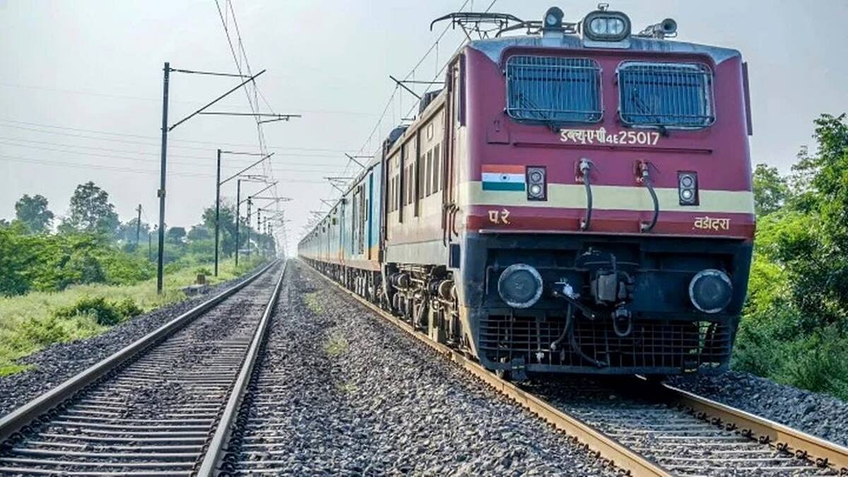 गोवा सुरंग में पानी भरने के बाद कोंकण रेलवे मार्ग पर कई ट्रेन रद्द, हजारों यात्री फंसे, लोग परेशान