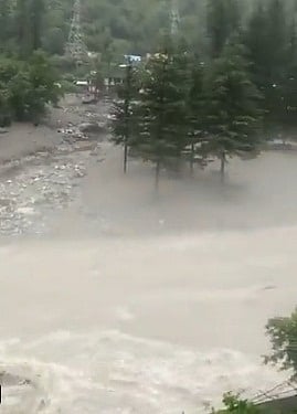 हिमाचल प्रदेश: कुल्लू रायसन में फटा बादल, गाड़िया बहीं, घर-दुकानें क्षतिग्रस्त, एक की मौत, कई घायल