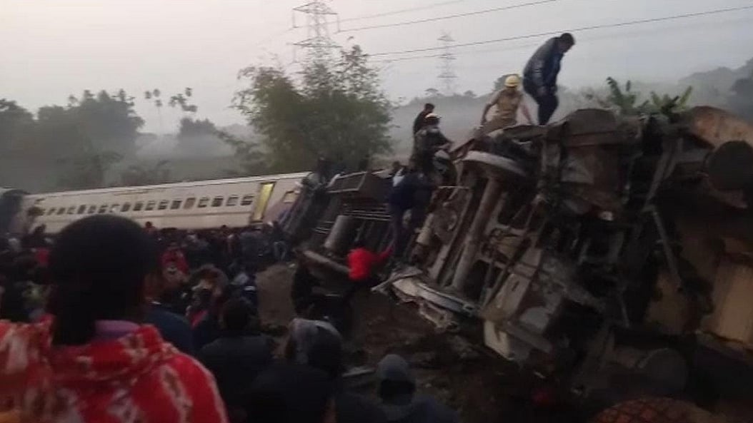 ओडिशा ट्रेन हादसे के एक महीने बाद भी अपनों के शव की तलाश में भटक रहे लोग