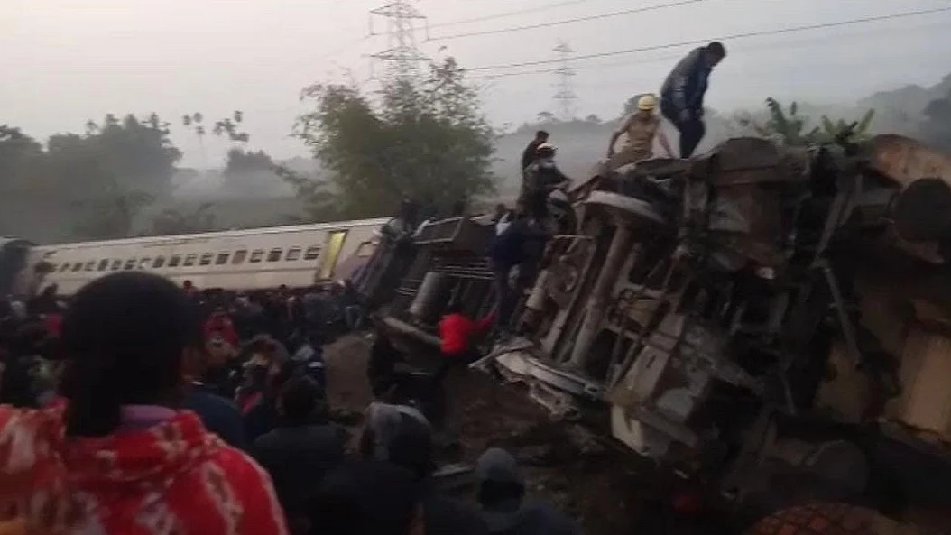 ओडिशा ट्रेन हादसे के एक महीने बाद भी अपनों के शव की तलाश में भटक रहे लोग