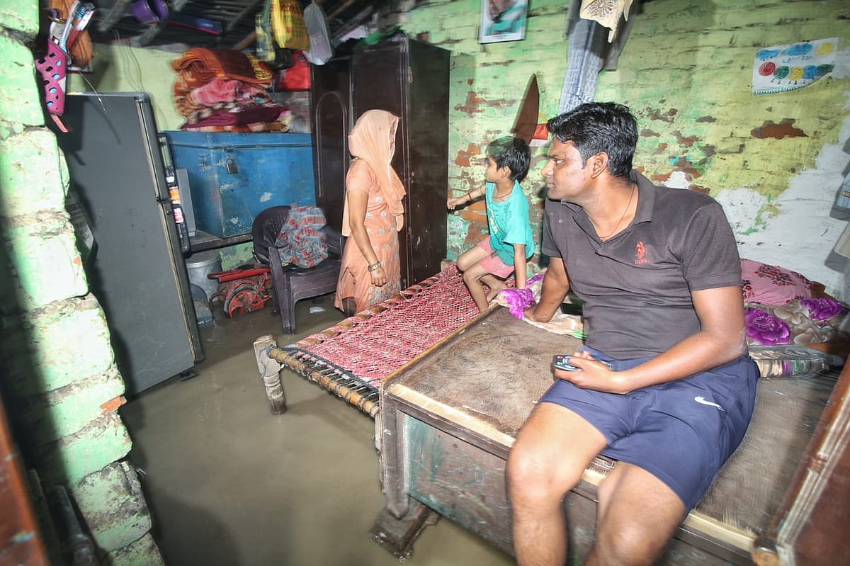 कई जगह घरों में पानी घुस गया है।