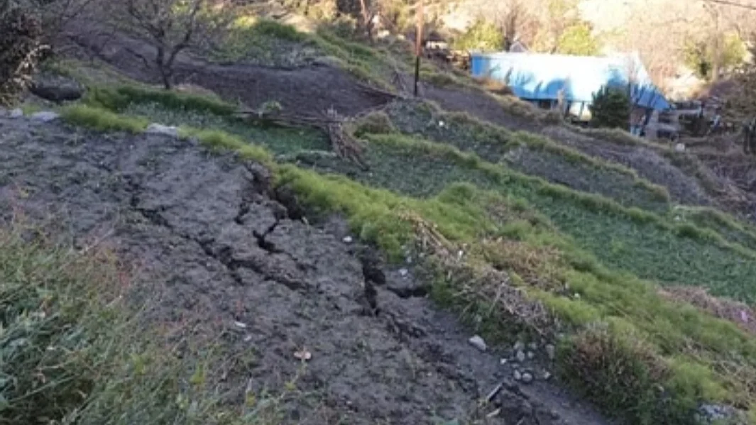 जोशीमठ में एक खेत में 6 फीट की गहरी दरार मिली है, जो कि माना जा रहा है कि भारी बारिश के चलते हुआ है। फोटो: IANS