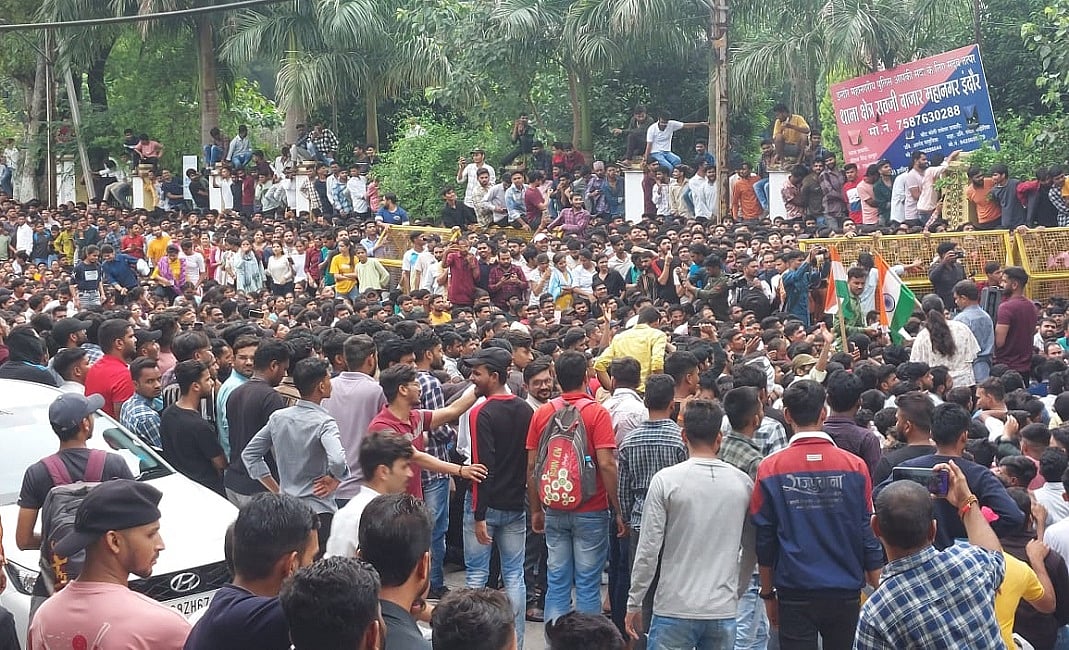 मध्य प्रदेशः पटवारी भर्ती में गड़बड़ी पर छात्रों का गुस्सा फूटा, इंदौर में सड़कों पर उतरे हजारों युवा, जांच की मांग