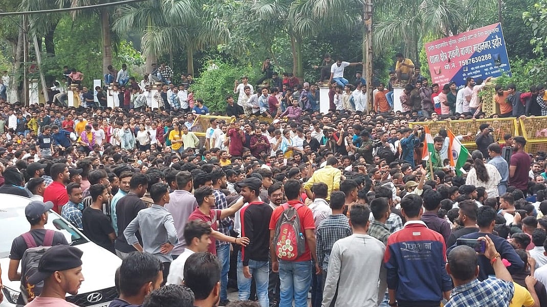 मध्य प्रदेश में पटवारी भर्ती में गड़बड़ी पर छात्रों का गुस्सा फूटा