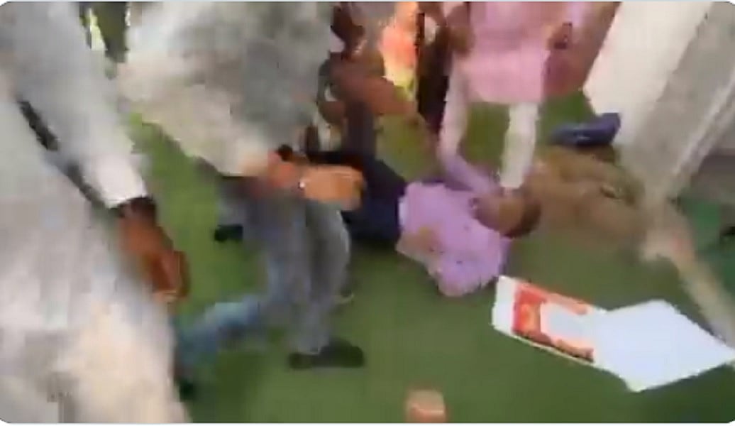 गोरखपुर विश्वविद्यालय में ABVP का हंगामा, कुलपति-प्रॉक्टर को जमकर पीटा, पुलिस से भी जमकर मारपीट