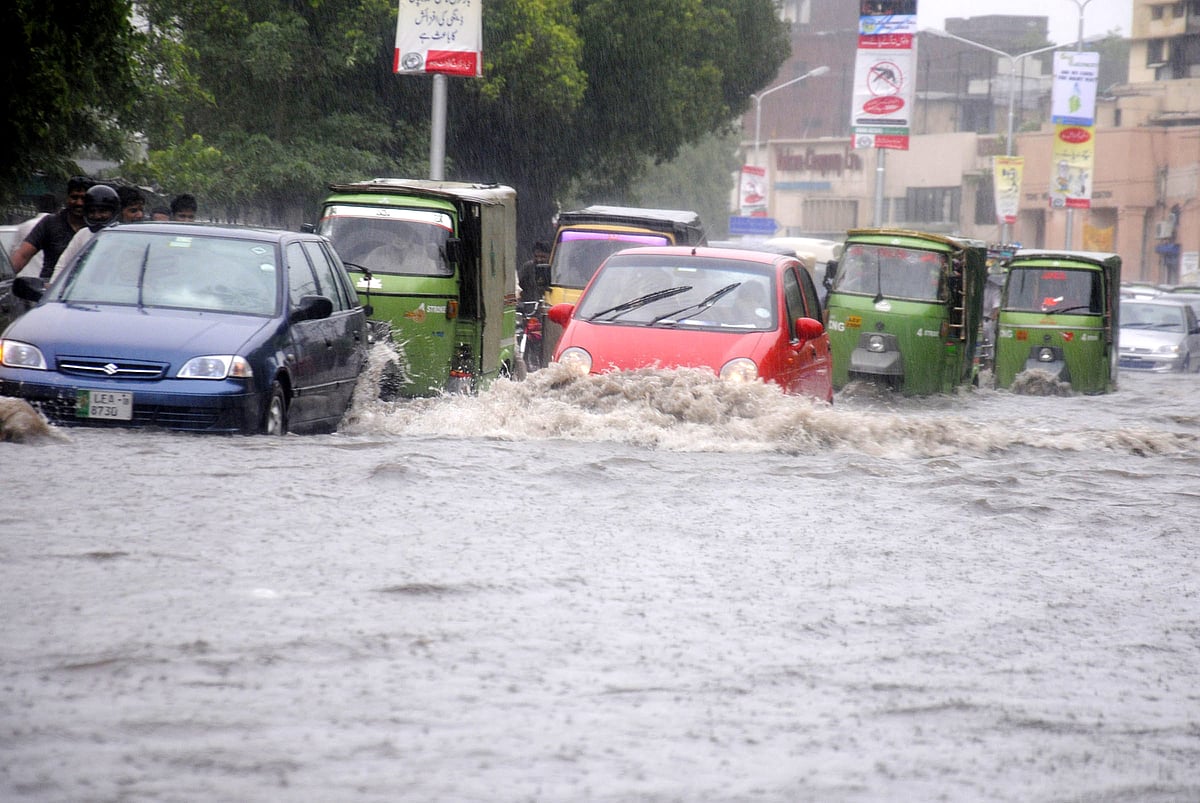 पाकिस्तान में बाढ़ और बारिश से भारी तबाही, अब तक 14 लोगों की मौत, कई घायल