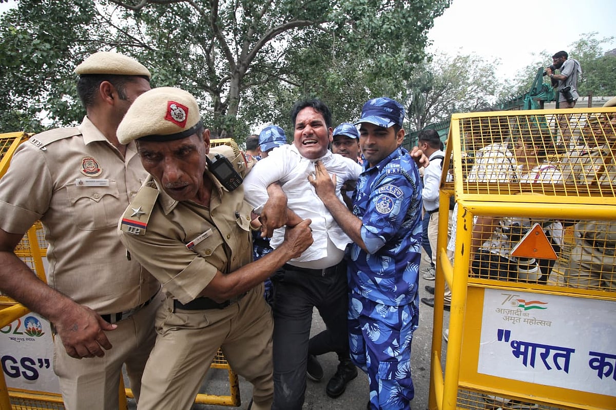 प्रदर्शन के दौरान यूथ कांग्रेस के कार्यकर्ताओं और पुलिस की बीच हुई झड़प