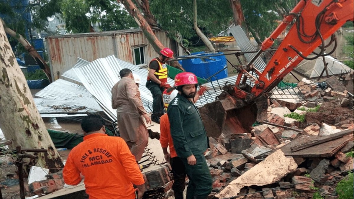 दुनिया: इस्लामाबाद में बिल्डिंग की दीवार गिरने से 13 की मौत और क्या गिरफ्तारी से डर रहे हैं पुतिन?