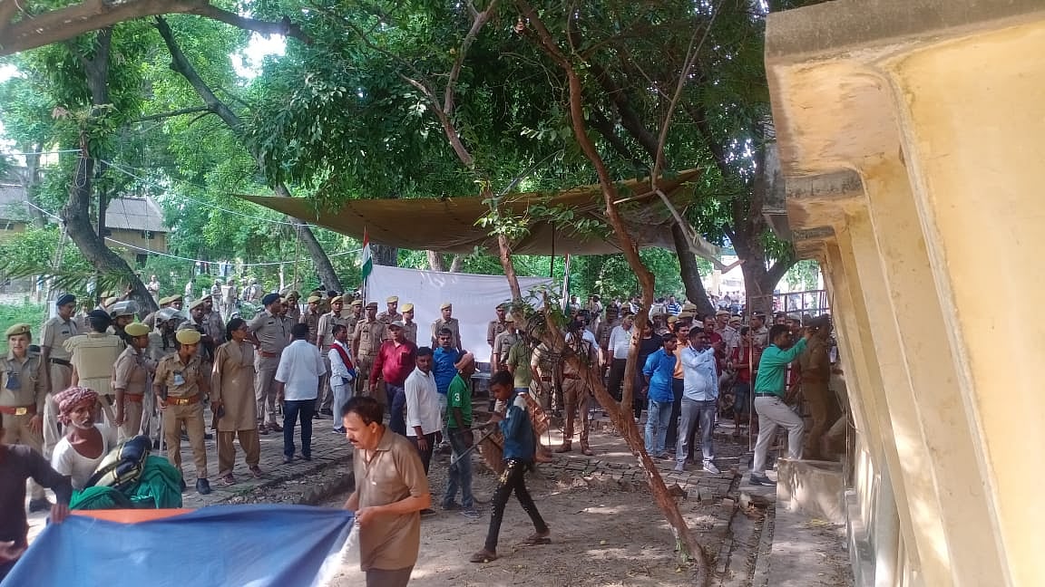 वाराणसी: सर्व सेवा संघ की भवन की जमीन पर कब्जा लेने पहुंची पुलिस की टीम, हुआ विरोध प्रदर्शन, कई लोग हिरासत में