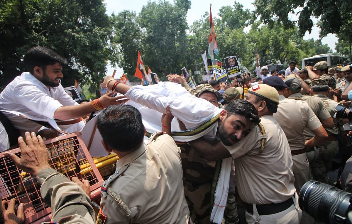 भारतीय युवा कांग्रेस के कार्यकर्ताओं ने मणिपुर के मुख्यमंत्री के इस्तीफे की मांग की