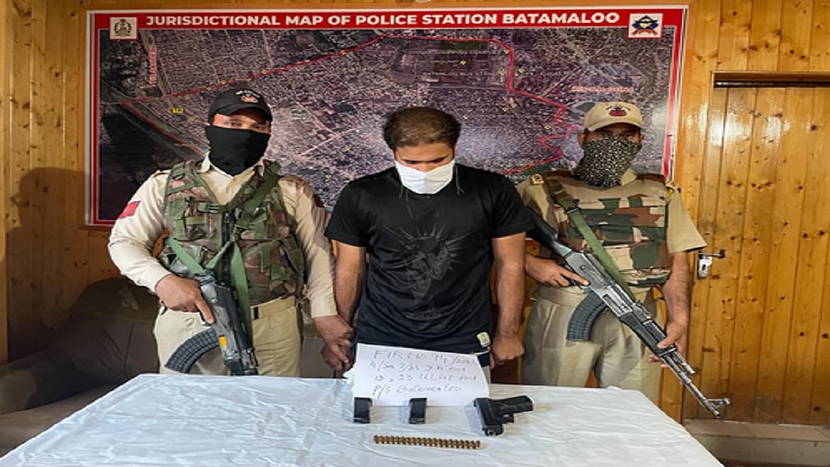 जम्मू-कश्मीर: अल-बद्र का हाइब्रिड आतंकी गिरफ्तार, हथियार और गोला-बारूद बरामद